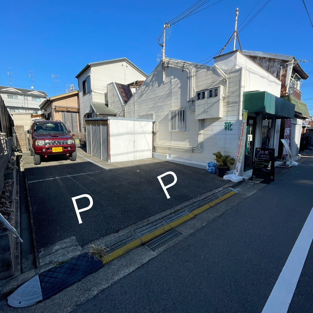 店舗横の無料駐車場（ハイルーフ車も駐車可能）