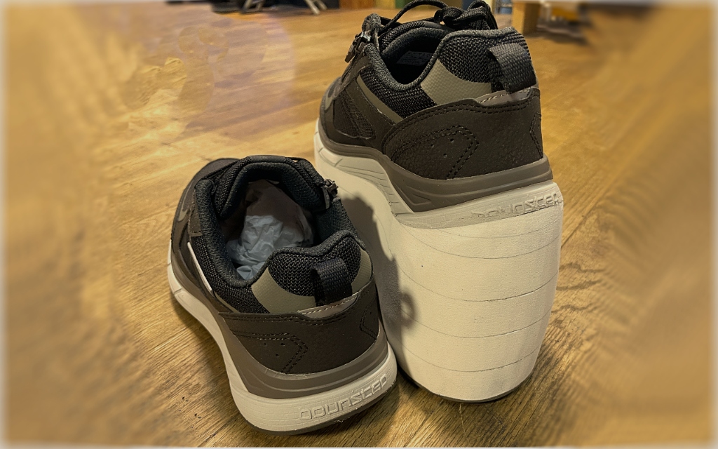 脚長差補正を行った靴と通常の靴の比較写真